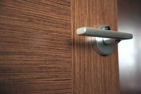 Παρασιτική προσβολή από το χερούλι της πόρτας